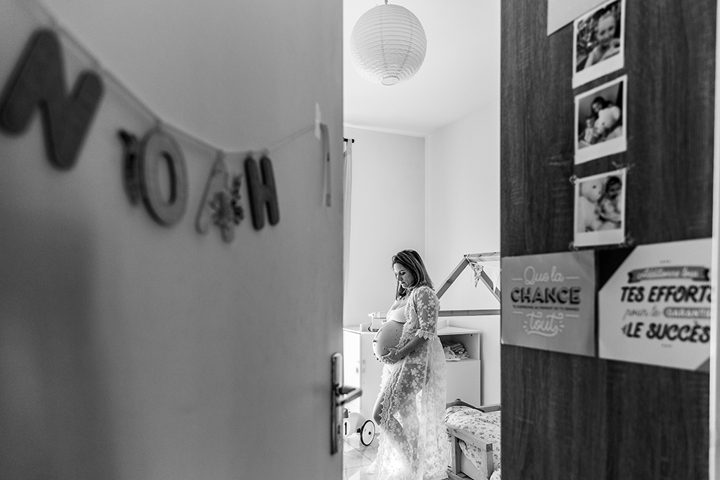 photo de grossesse en noir et blanc à domicile à Nice. Myriam Ohayon Photographe
