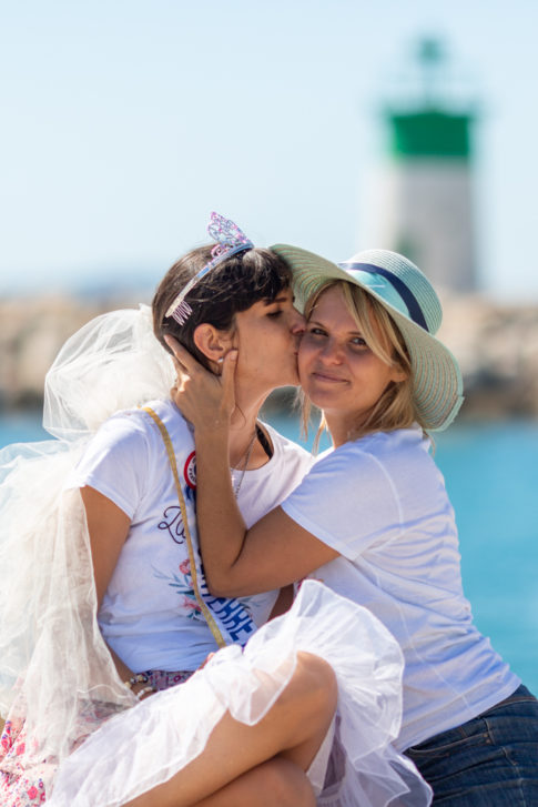 une future mariée embrasse sa soeur lors de sa séance photo EVJF près de Nice