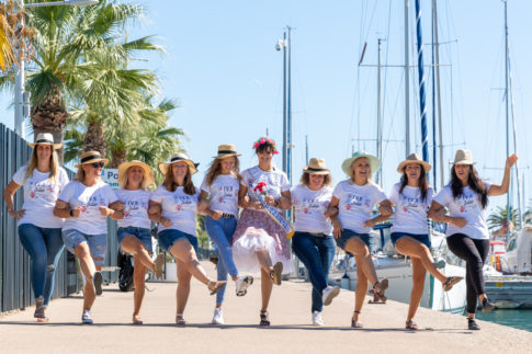 photo de groupe prise par Myriam Ohayon Photographe pour un EVJF près de Nice