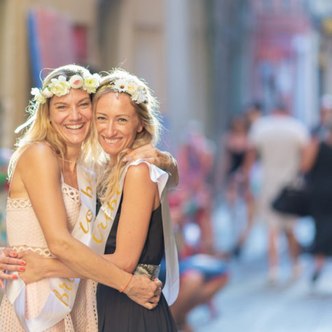 une future mariée pose avec une amie pendant son EVJF à Nice