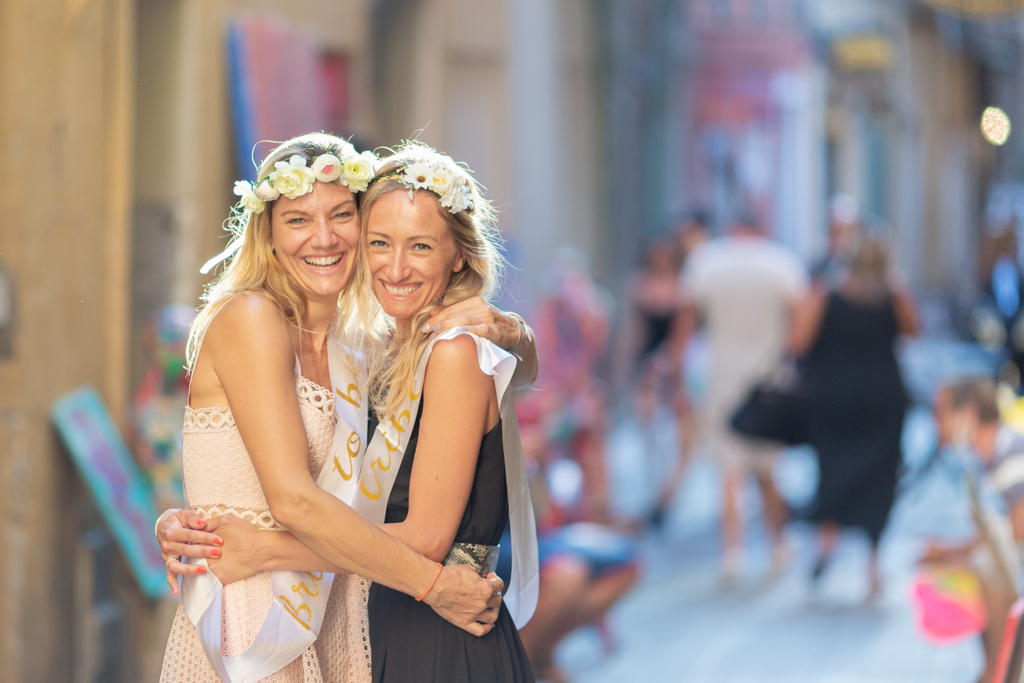 une future mariée pose avec une amie pendant son EVJF à Nice