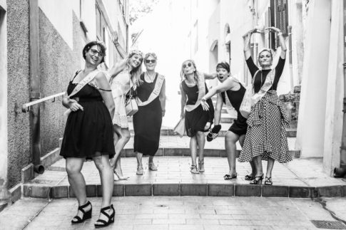 des copines s'amusent à poser pour une séance photo EVJF