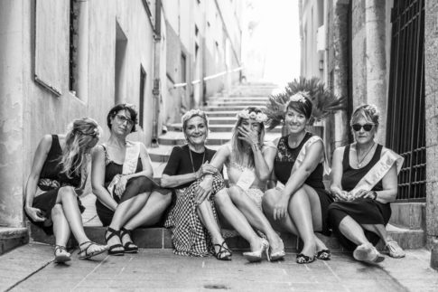 un groupe de copines assises sur les marches dans le vieux nice