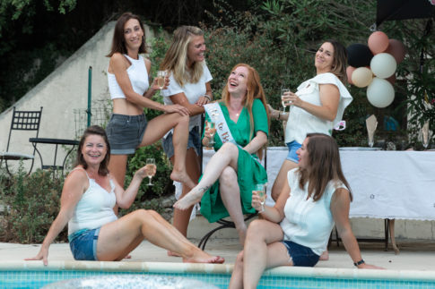 6 filles trinquent au bord d'une piscine lors d'un shooting photo EVJF à Valbonne