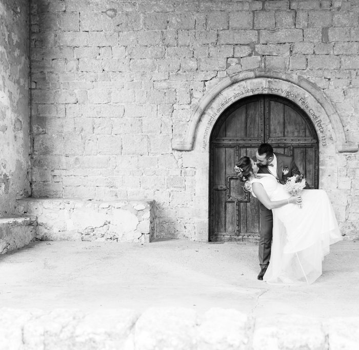 Photo de couple en noir et blanc à La Chapelle Notre Dame des Cyprès à Fayence