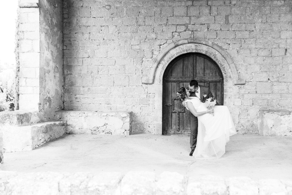 Photo de couple en noir et blanc à La Chapelle Notre Dame des Cyprès à Fayence