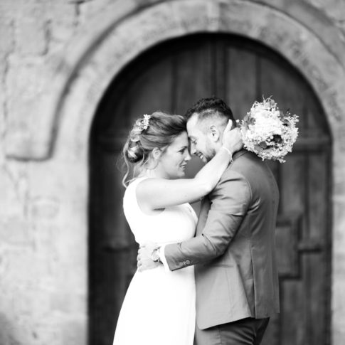 deux mariés posent face à face pendant leurs photo de couple à Fayence dans le Var. Photographe de mariage : Myriam Ohayon