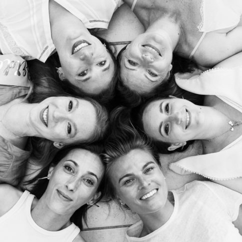 Photo de 6 visages de filles en noir et blanc lors d'un shooting photo EVJF à Valbonne. Myriam Ohayon Photographe