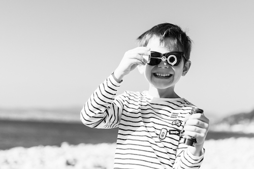 Un garçon de sept ans fait des bulles sur la plage de Saint-Raphaël lors d'une séance photos en famille. 