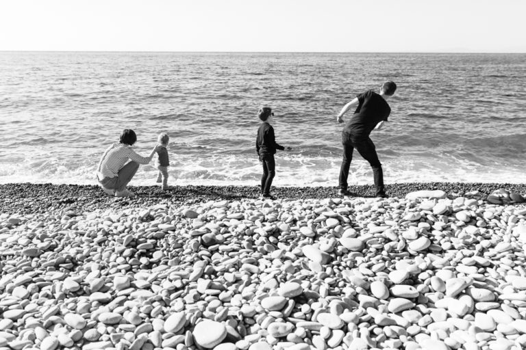 Une séance photo en famille sur la plage de Saint-Raphaël