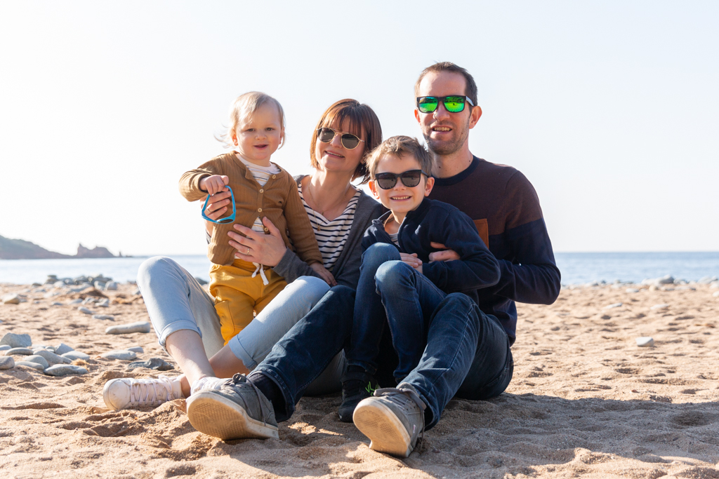 Une famille pose pour un photographe sur la plage de Saint-Raphaël dans le Var.