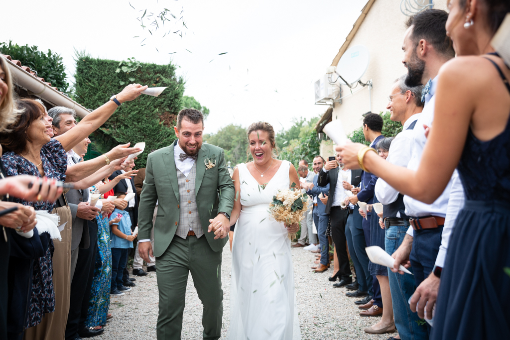 photo de l'arrivée des mariés à l'Auberge des pins de Tourrettes. Myriam Ohayon Photographe