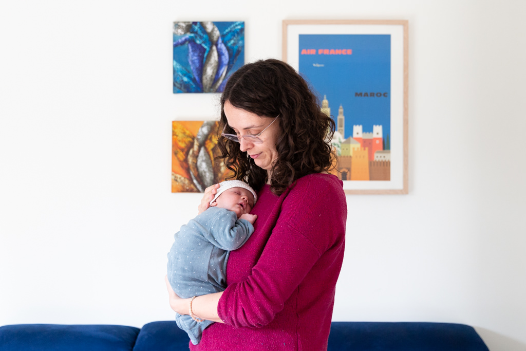 portrait d'un bébé dans les bras de sa maman. Séance photo naissance à domicile à Valbonne