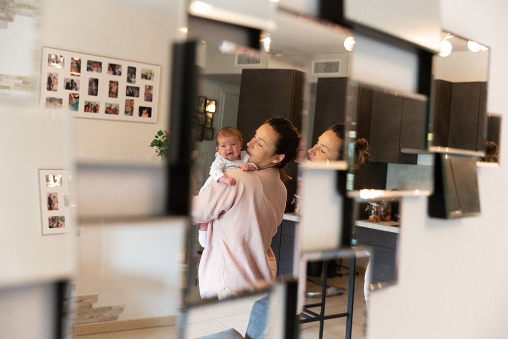 Photo d'une maman et son bébé prise dans un miroir. Séance naissance naturelle à Nice