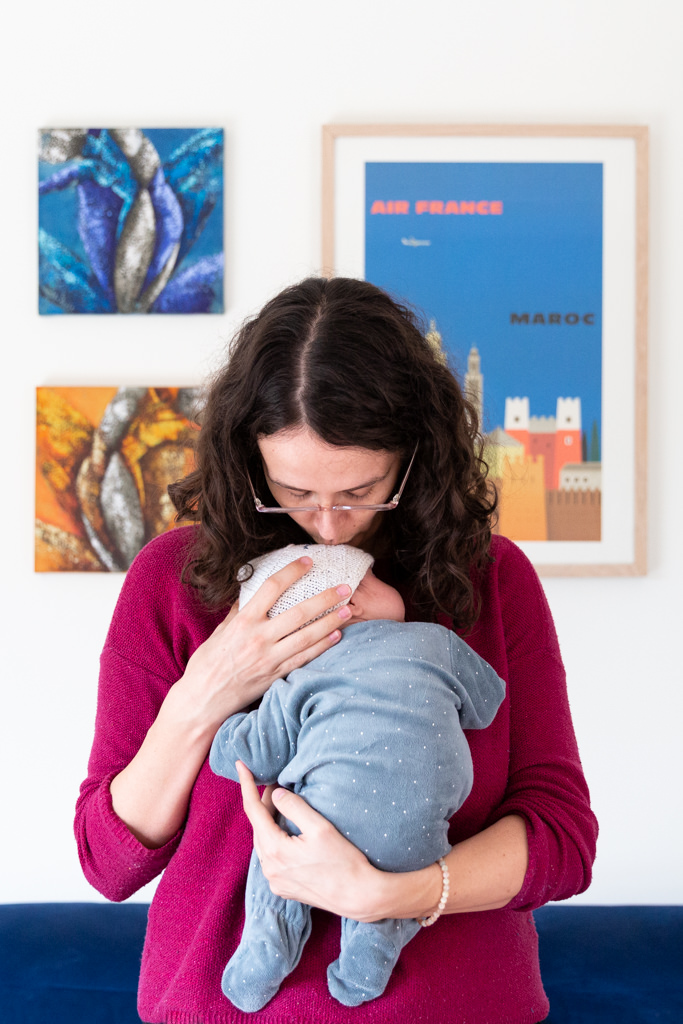 portrait d'un bébé dans les bras de sa maman. Séance photo naissance à domicile à Valbonne