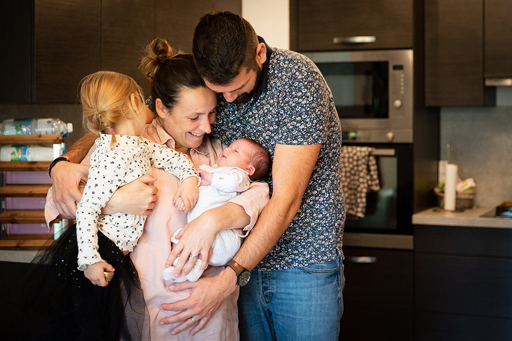 Portrait d'une famille dans leur cuisine . Myriam Ohayon Photographe naissance à Nice