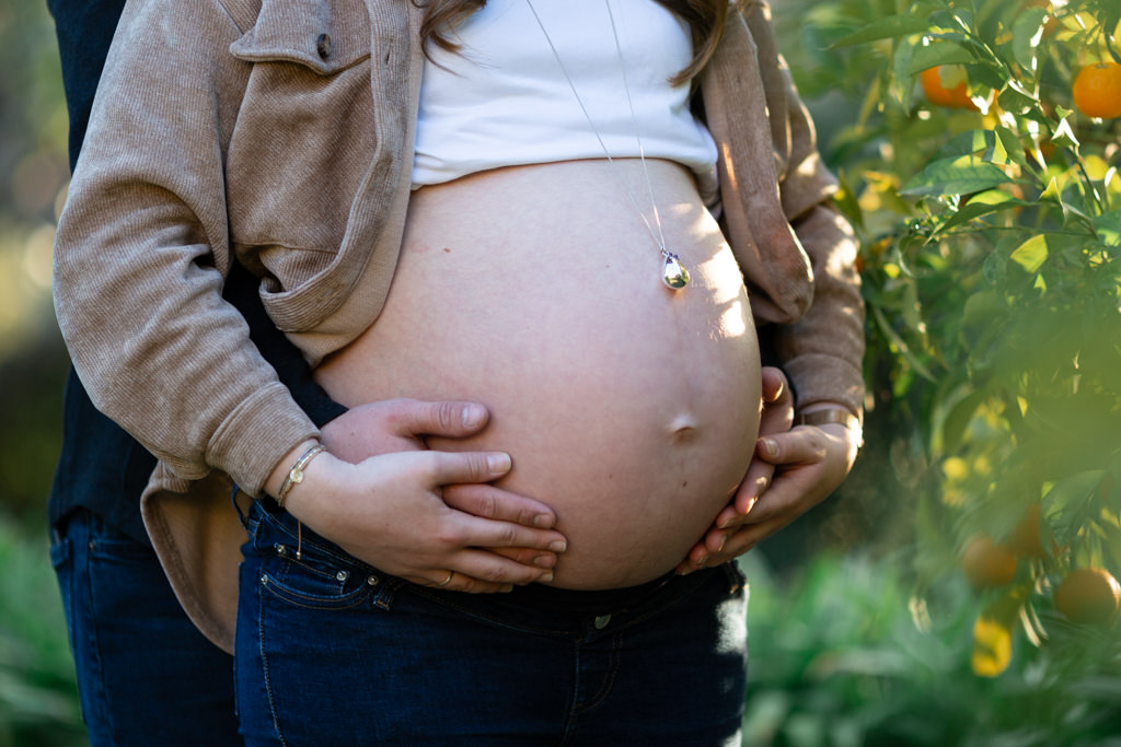 gros plan sur le ventre d'une femme enceinte. Photo prise à Cagnes-sur-mer, dans le jardin du musée Renoir.