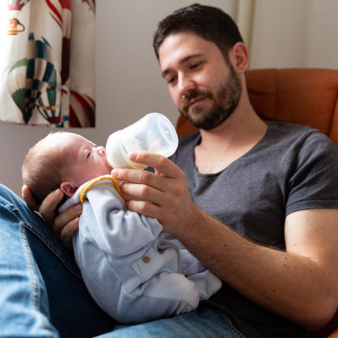 Un papa donne le biberon à son bébé. Photo prise à Tourrette-Levens