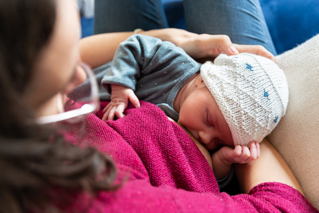 photo d'un bébé pendant l'allaitement. Photo prise lors d'une séance photo naissance à Valbonne