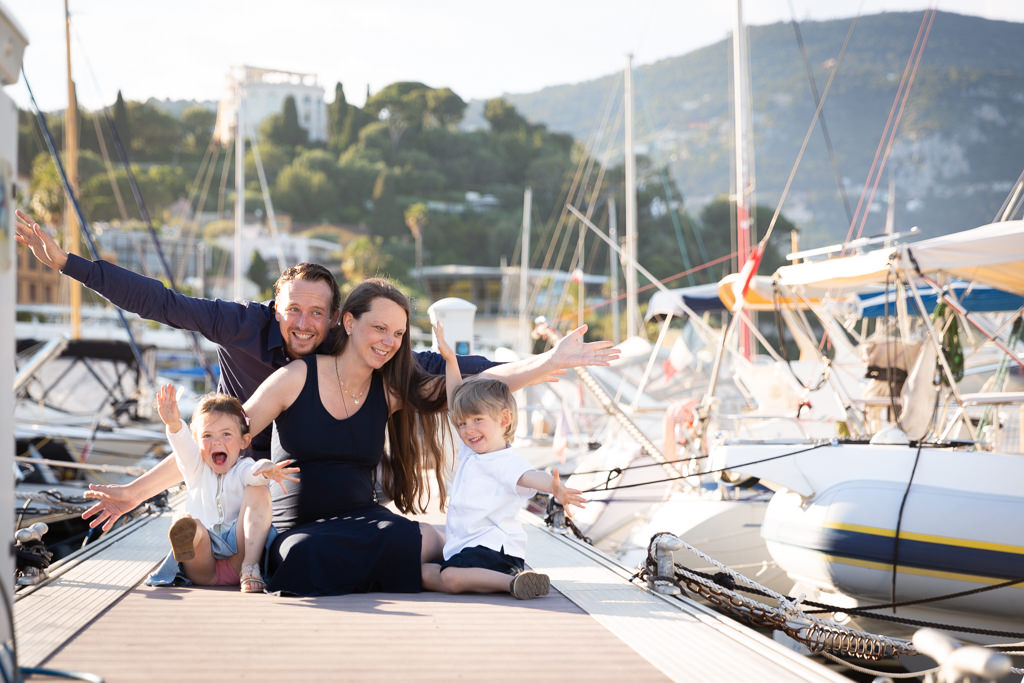 photo de famille à la mer prise lors d'une séance photo grossesse. Myriam Ohayon Photographe