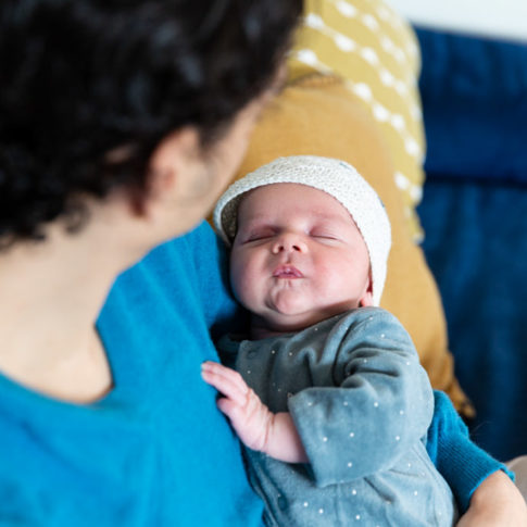 portrait d'un bébé dans les bras de son papa. Séance photo naissance à domicile à Valbonne