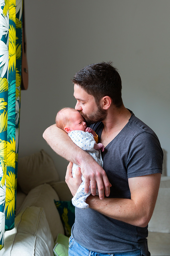 Un papa embrasse son bebe. Photo de naissance prise à domicile à Tourrettes Levens