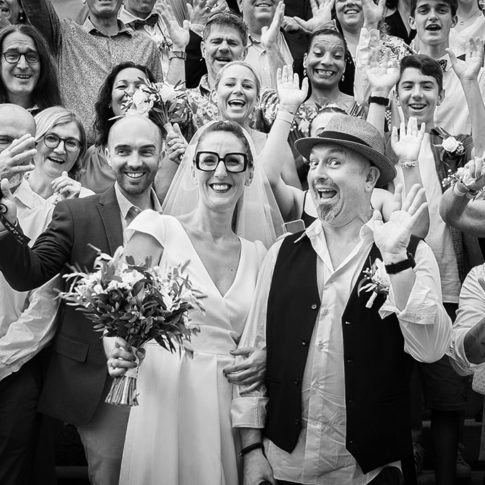 Photo de groupe devant la mairie de Callian pour un mariage. Myriam Ohayon Photographe.