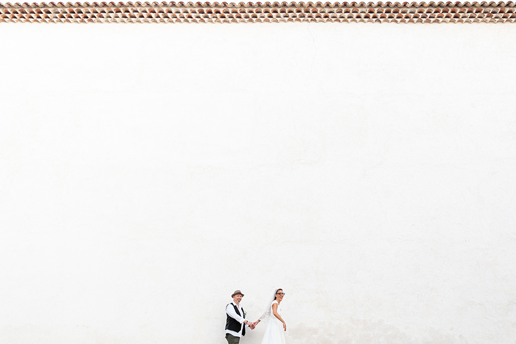 Photo d'un couple de jeunes mariés prise devant La Chapelle Saint Donat à Callian (Pays de Fayence). Myriam Ohayon Photographe