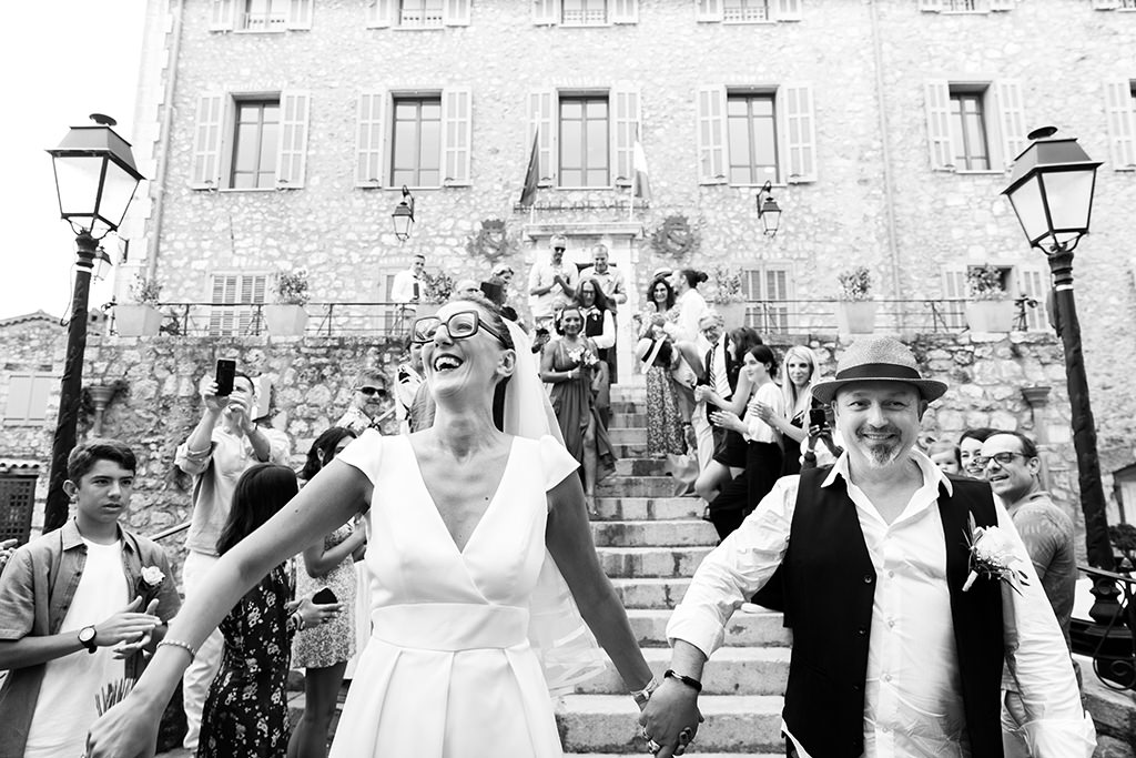 Photo en noir et blanc. Des mariés sortent de la mairie de Callian. Myriam Ohayon Photographe
