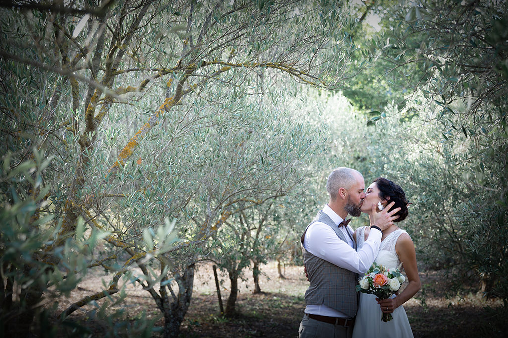 Photo d'un couple s'embrassant dans des oliviers lors d'un mariage à Fayence. Myriam Ohayon Photographe.