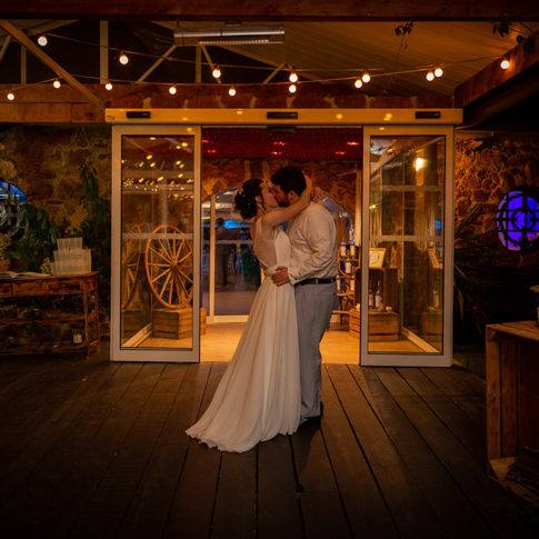 Photo d'un couple de mariés qui s'embrasse lors d'une soirée de mariage. Photo prise au mas des Bartavelles à Fréjus. Myriam Ohayon Photographe