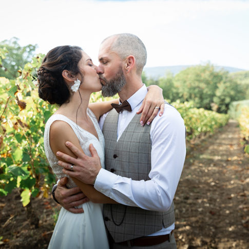 Photo de couple dans des vignes lors d'un mariage à Fayence. Myriam Ohayon Photographe