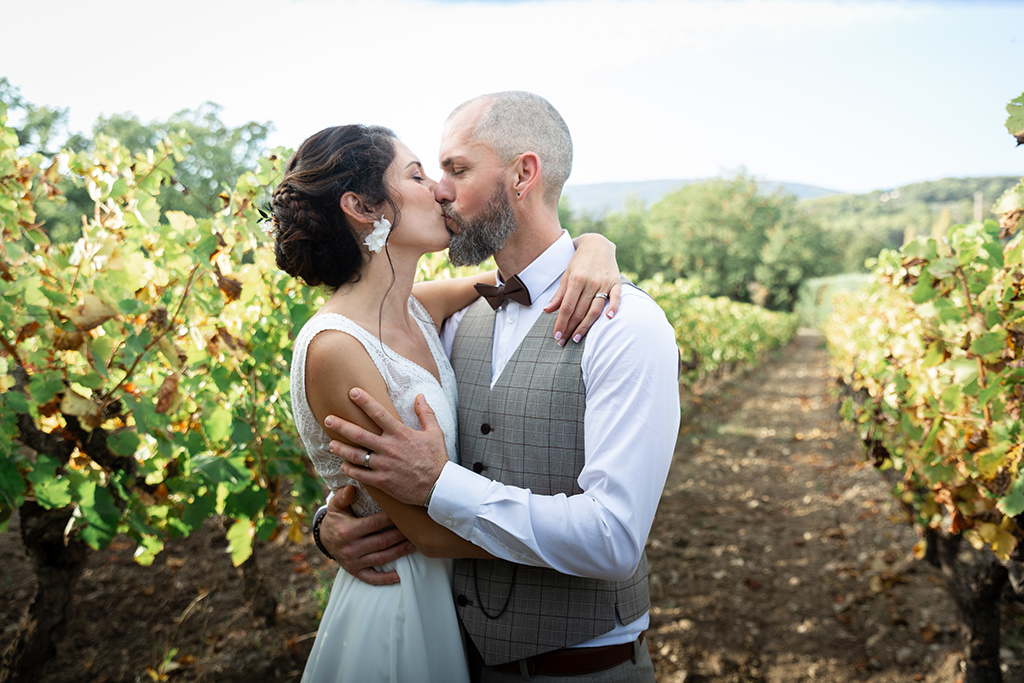 Photo de couple dans des vignes lors d'un mariage à Fayence. Myriam Ohayon Photographe