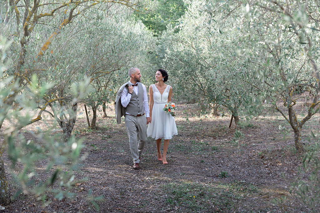 Photo de couple dans des oliviers lors d'un mariage à Fayence. Myriam Ohayon Photographe.