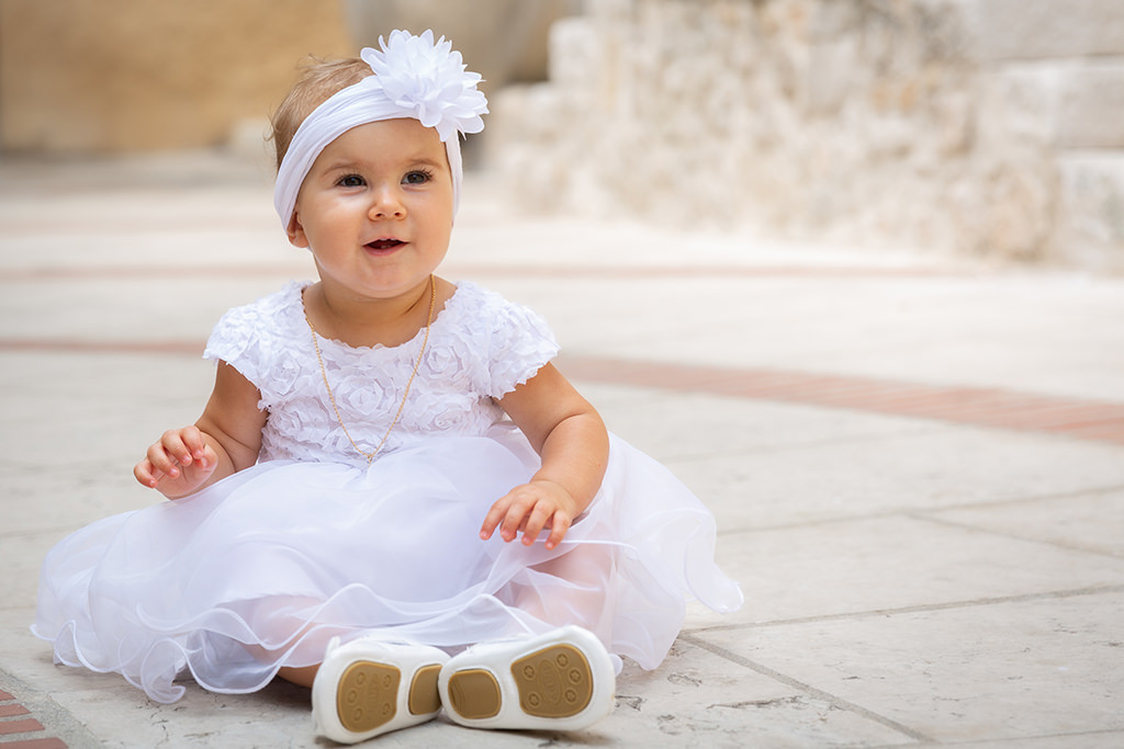 Portrait d'un bébé après on baptême au Broc, dans les Alpes-maritimes. Reportage photo par Myriam Ohayon Photographe