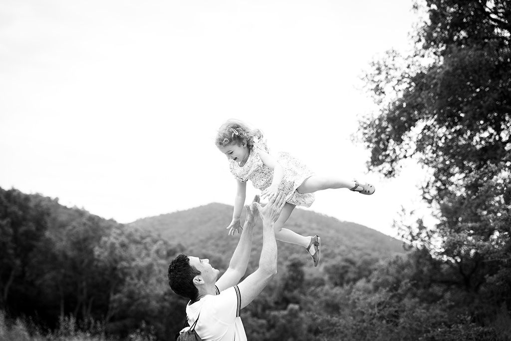 Séance photo famille lifestyle à Montauroux. Un père et sa fille jouent dans la forêt