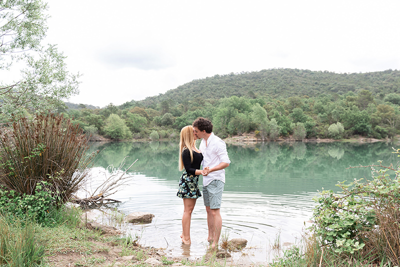 Séance photo famille lifestyle à Montauroux. Photo de couple près du lac de Saint Cassien.