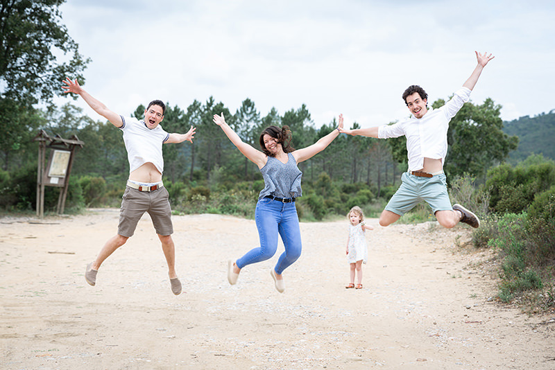 Séance photo famille lifestyle à Montauroux. Deux frères et leur soeur sautent en l'air.