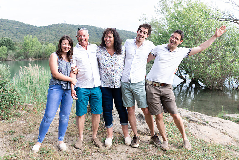 Séance photo famille lifestyle à Montauroux. Portrait des adultes de la famille.