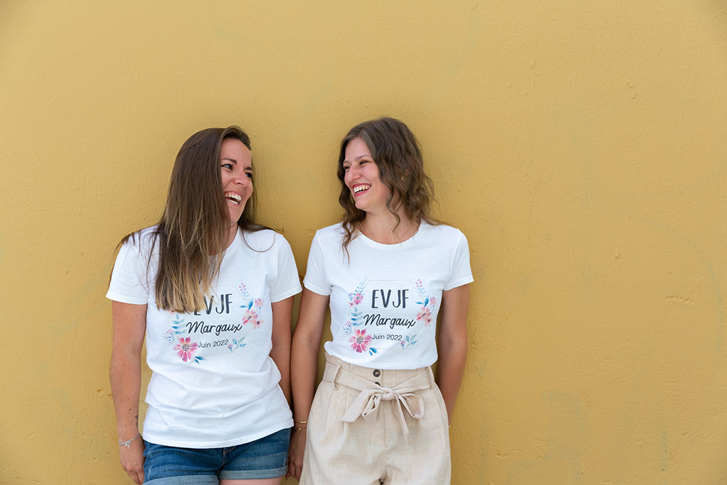 Deux amies posent naturellement dans le Vieux Nice pour leur séance photo EVJF. Photo prise par Myriam Ohayon Photographe.