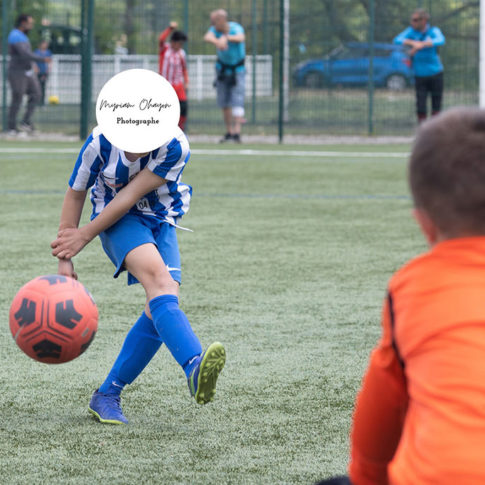 Un joueur de foot tape dans un ballon sur le stade de Fayence