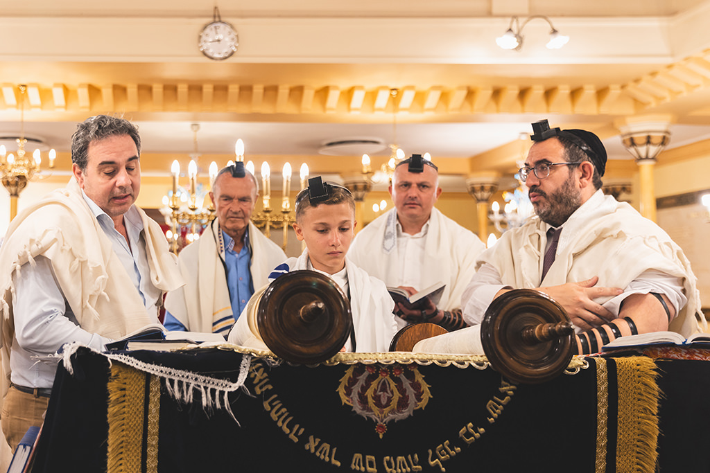 Reportage photo lors d'une bar-mitsva à Nice : lecture de la Torah.