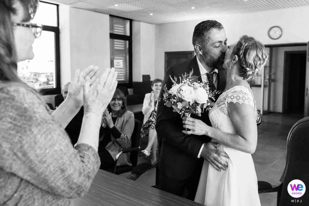 Des mariés s'embrassent lors de leur cérémonie de mariage à Montauroux. Reportage photo récompensé par la WPJA dans la catégorie "Elopement Photo Story Award"