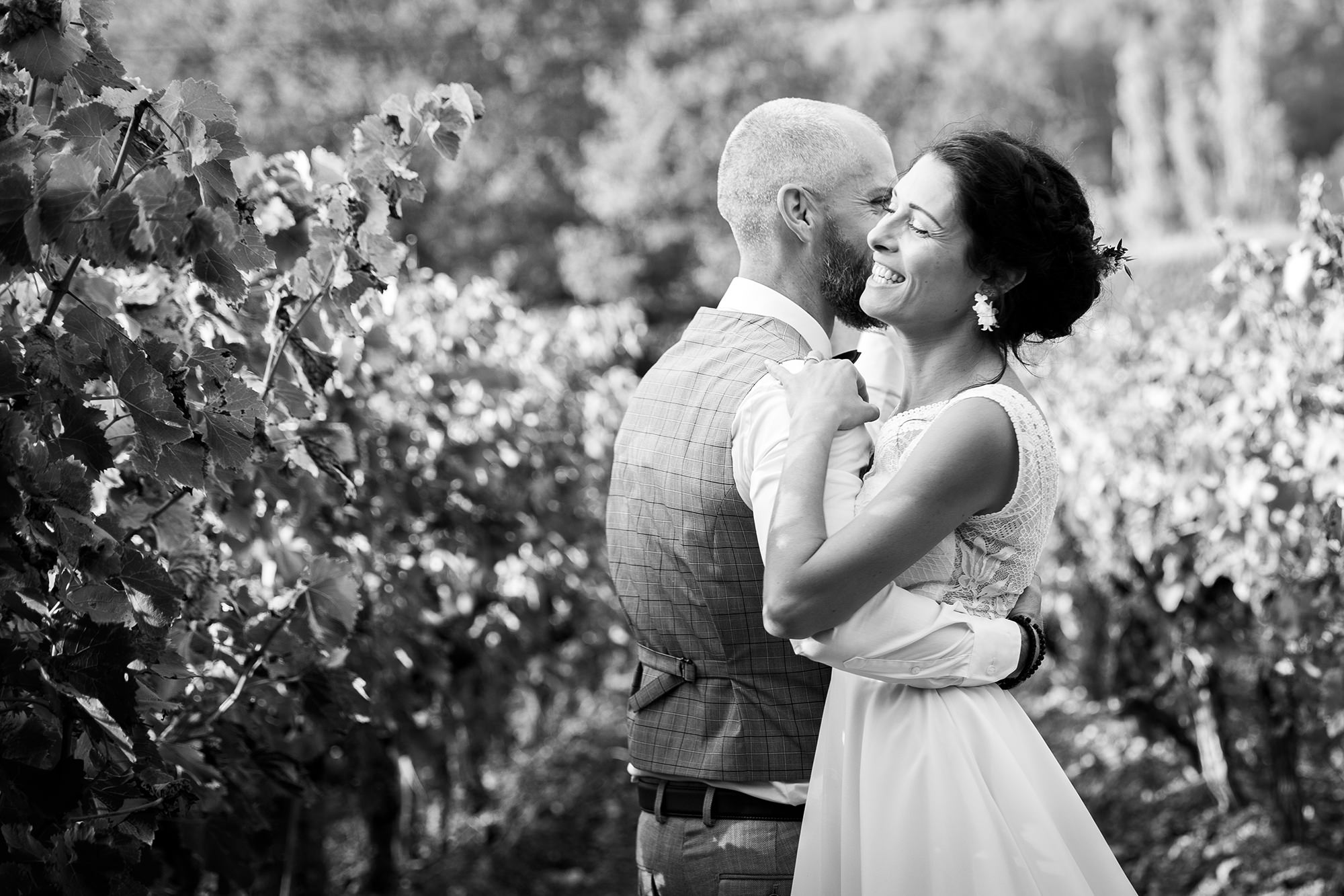 Photo de couple naturelle lors d'un mariage dans les vignes à Fayence.