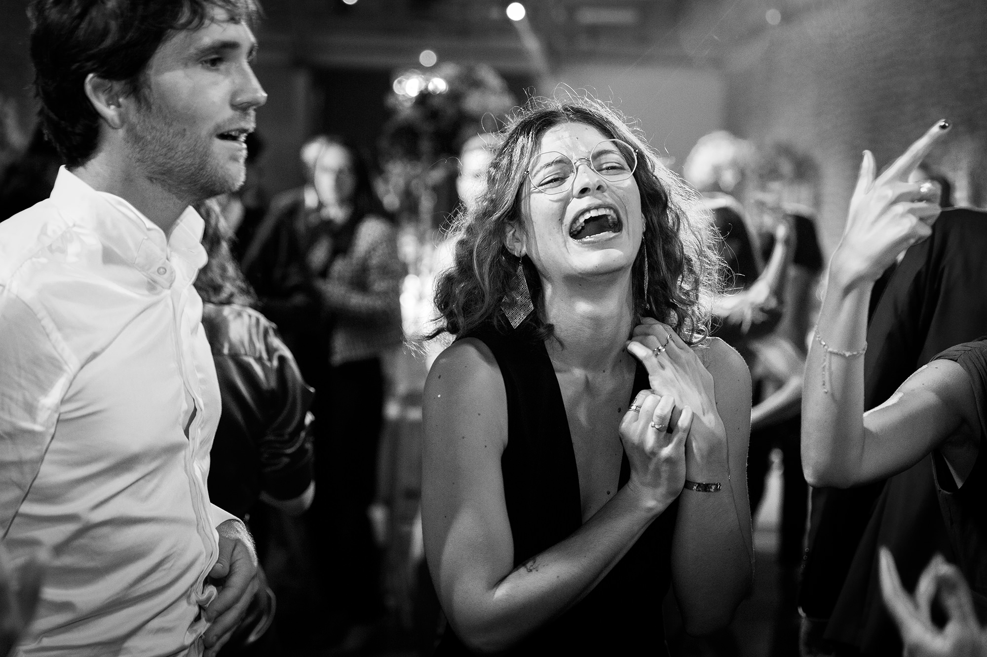 Des invités dansent lors d'un mariage dans le Var.