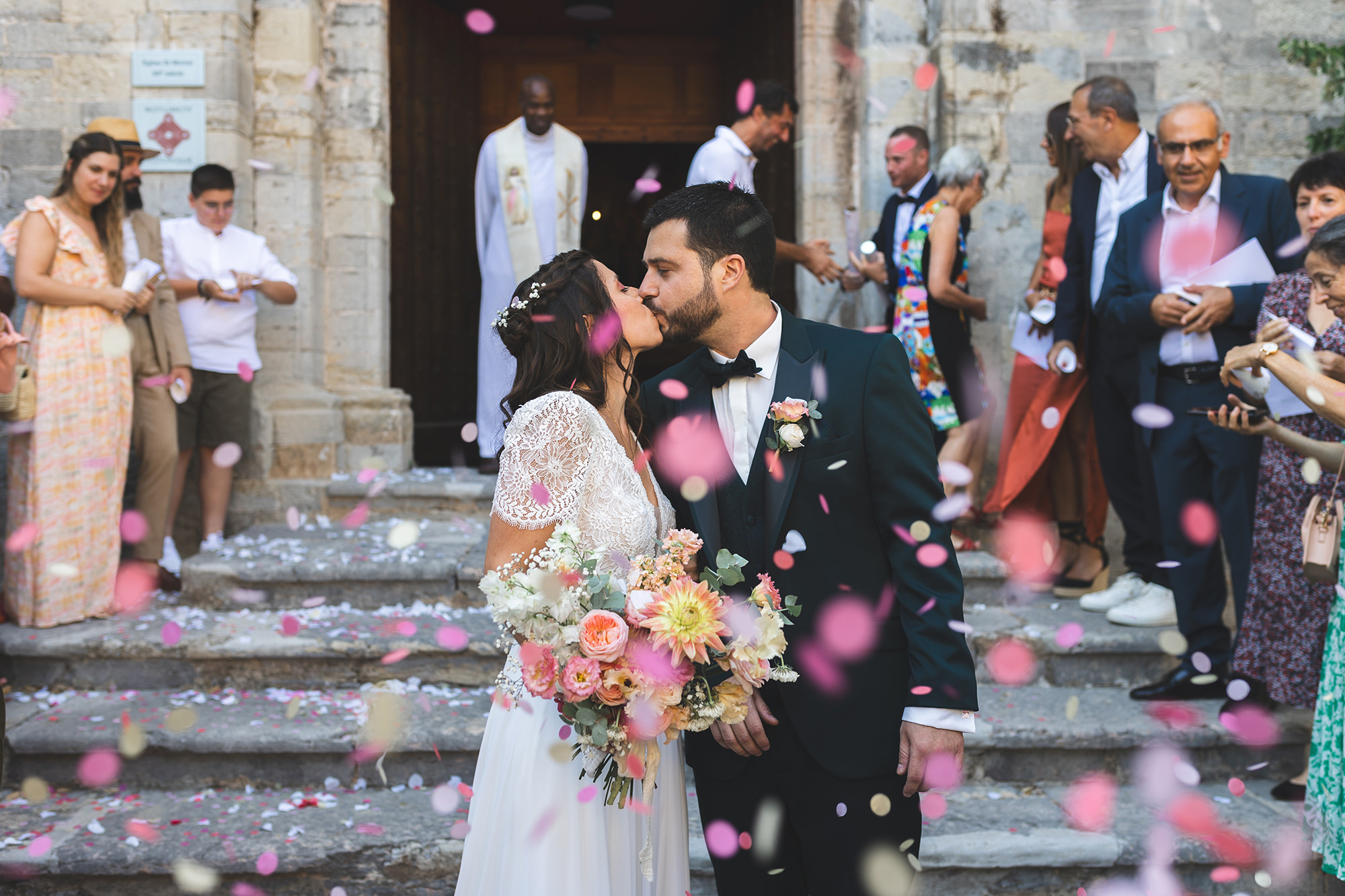 Sortie d'église sous les confettis pour un mariage dans le Var.