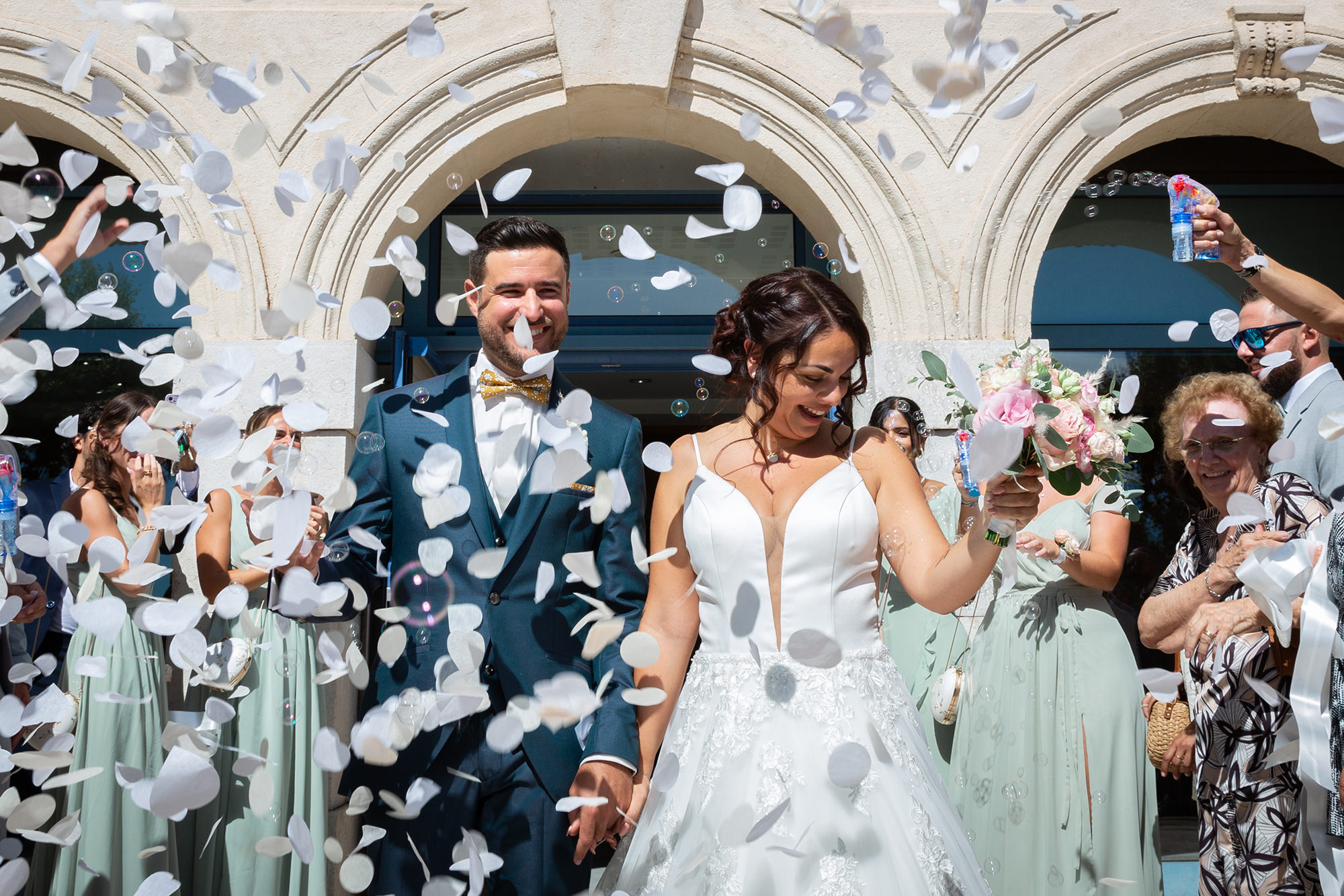 Sortie de mairie sous les confettis pour un mariage dans le Var.