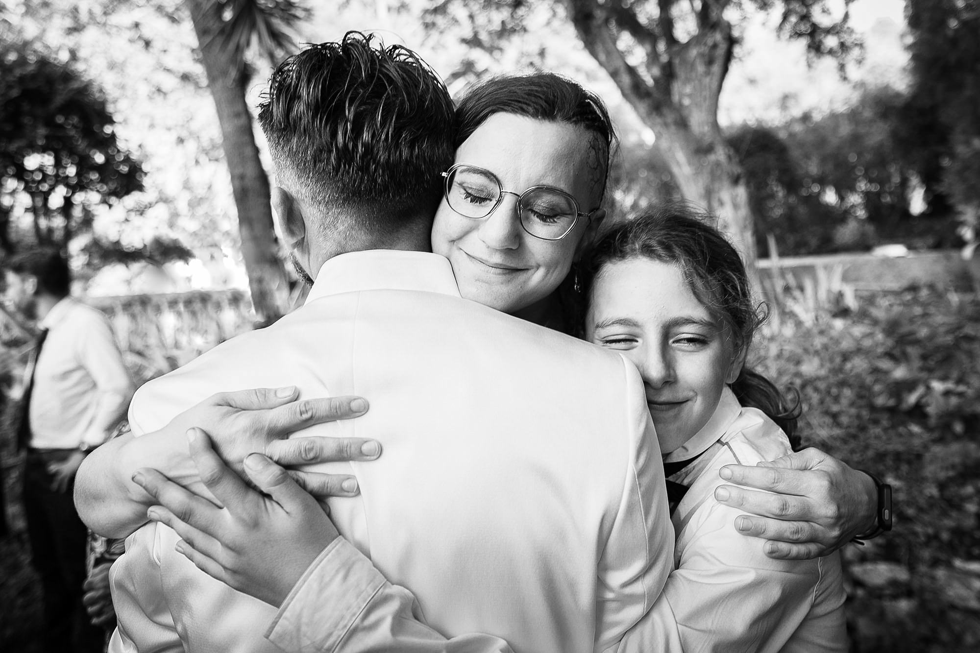 Un marié embrasse sa famille après la cérémonie laïque au domaine du Paradis des oiseaux à Mougins.