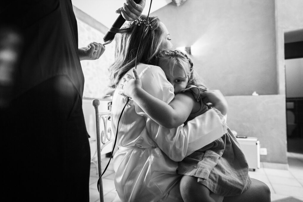 Photo touchante d'une mariée et sa nièce lors des préparatifs du mariage au domaine des sources.