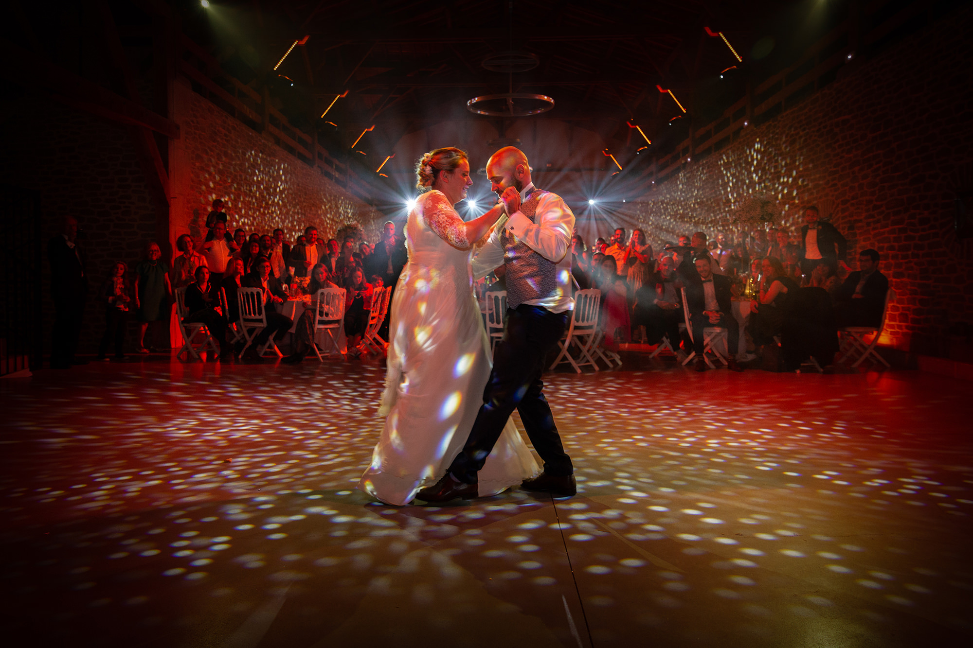 Des maries ouvrent le bal de leur soirée dansante de mariage dans un domaine du Var.